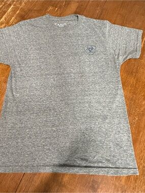 Ariat Men's Heather Gray Short Sleeve Crew Tee w Navy Emblem American flag back
